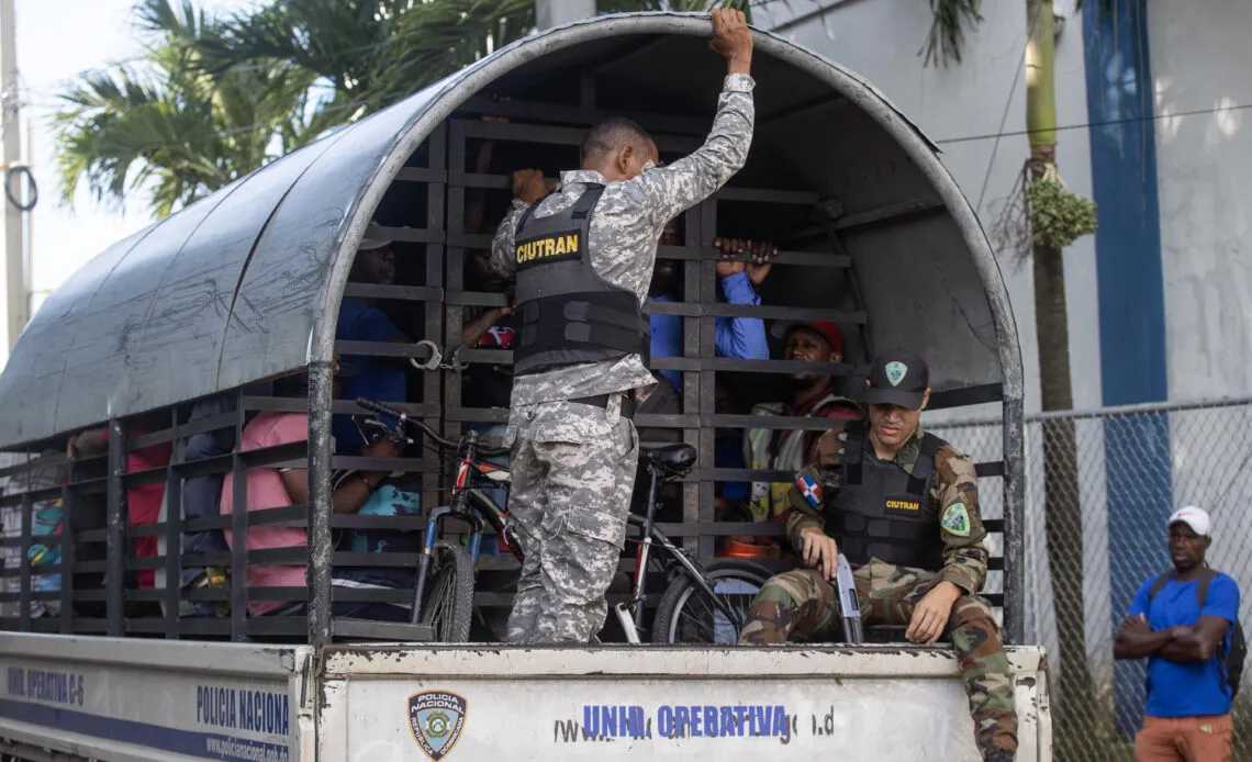 Haitianos-en-Santiago-1140x694