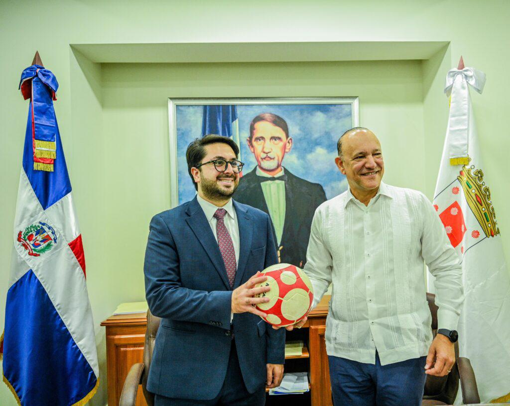 Jose-Francisco-Deschamps-presidente-de-FEDOFUTBOL-sle-entrega-una-bola-a-el-El-alcalde-Ulises-Rodriguez-1024x814