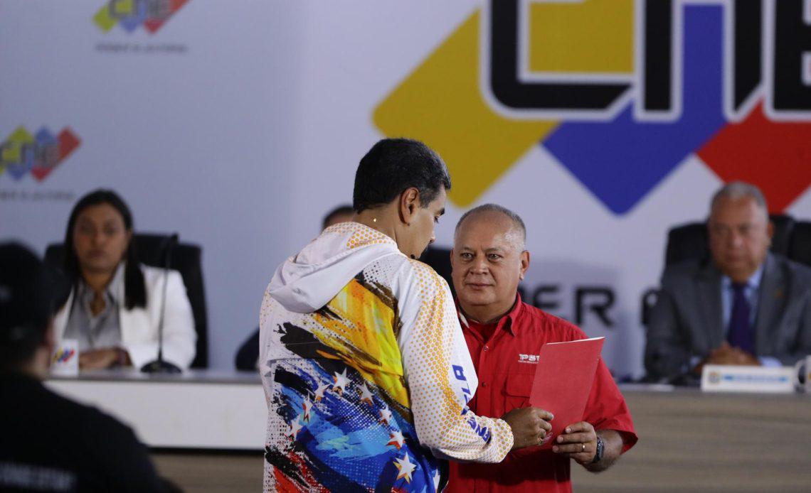 Maduro-junto-a-Diosdado-Cabello-frente-al-CNE-1140x694