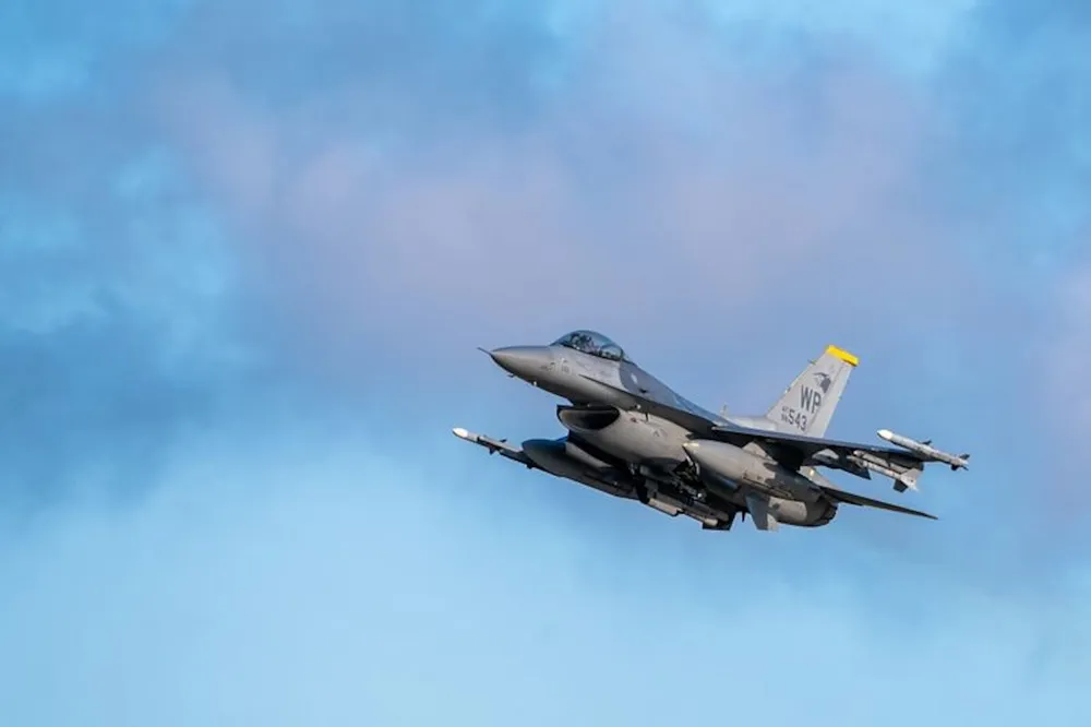 02-f-16-fighting-falcon