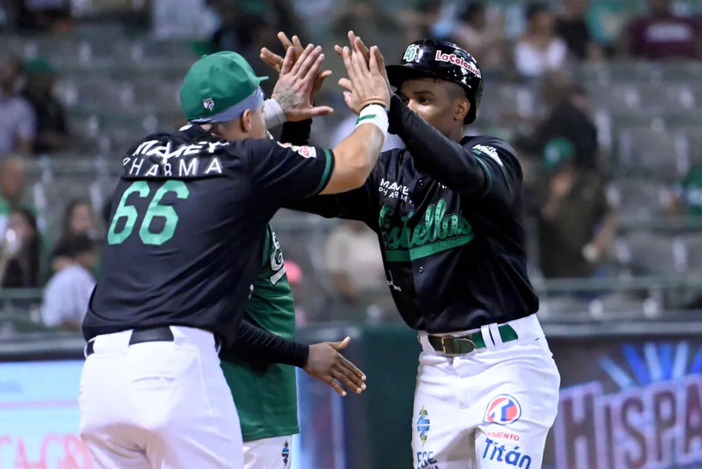 Magneris-Sierra-conecto-dos-hits-en-la-victoria-de-las-Estrellas-frente-al-Escogido-1024x684