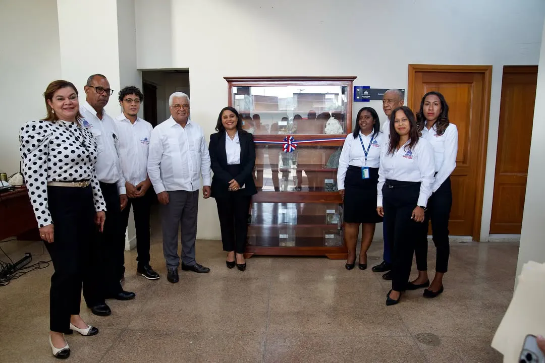 ¡La riqueza de nuestra tierra, al alcance de todos!El director general de @dgbnrdo y @cea_rd, Dr. Rafael Burgos Gómez, junto a la geóloga Dévora Cuevas, directora del Departamento Minero, encabezó el acto de de