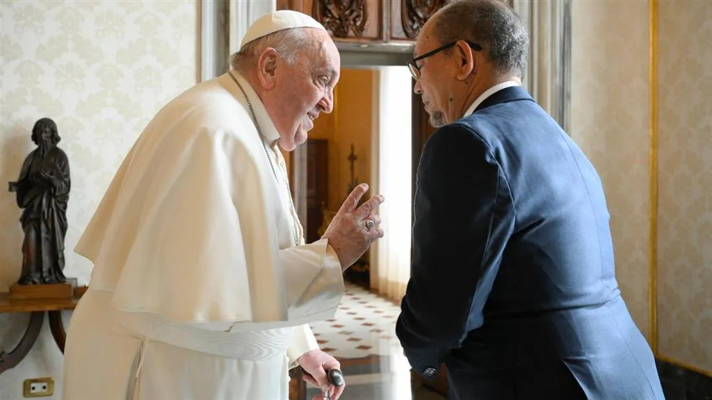 papa-francisco-leslie-voltaire-1