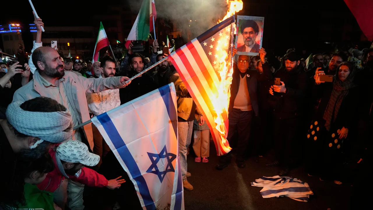 manifestantes-calles-teheran-queman-banderas-estados-unidos-israel-firmarse-alto-fuego-iran_69