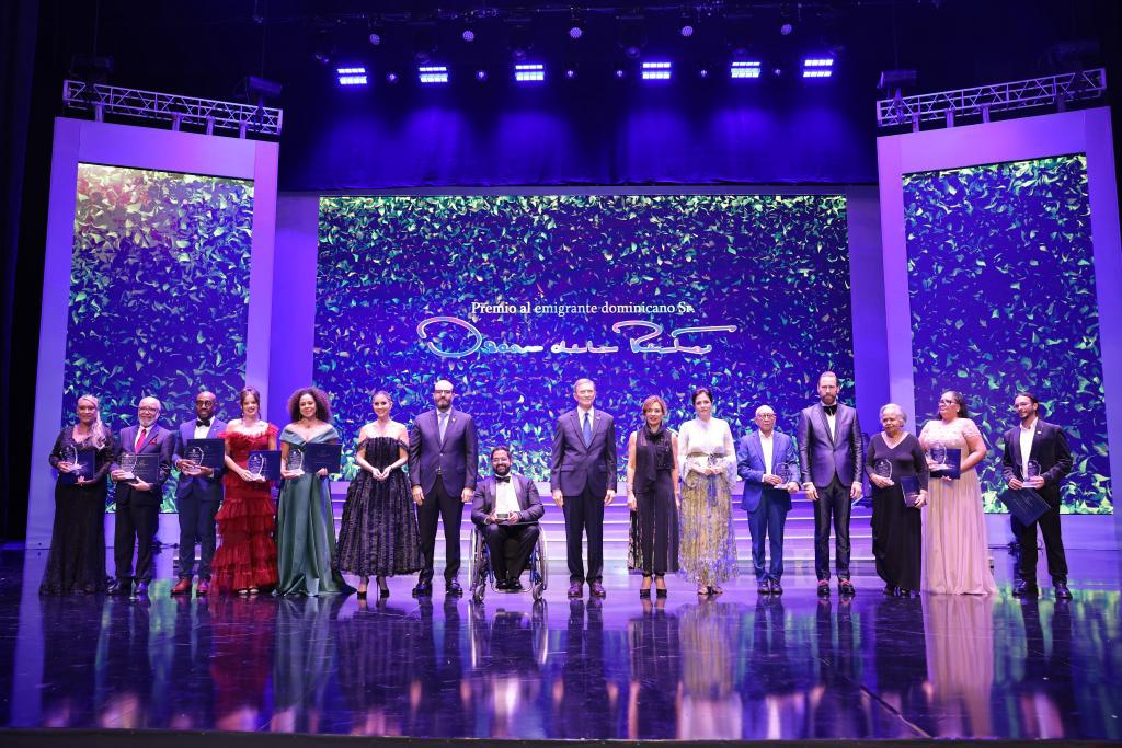 5ta-edicion-de-Premio-al-Emigrante-Sr.-Oscar-de-la-Renta