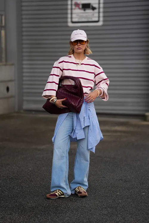 jeans en tendencia con tenis