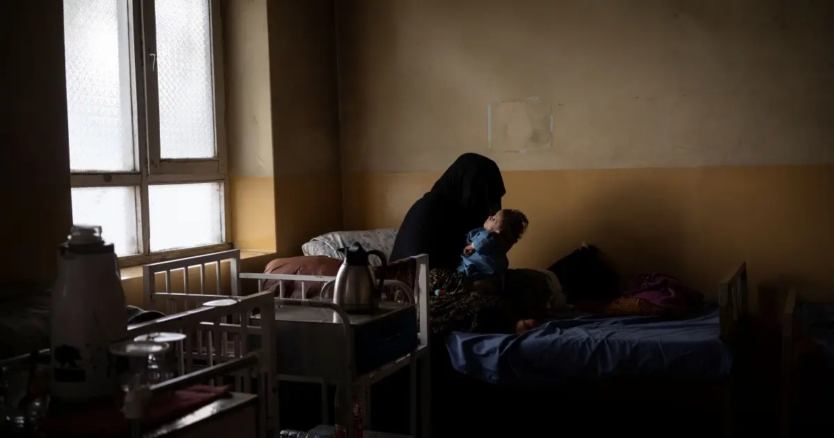 202402asia_afghanistan_hospital_mother