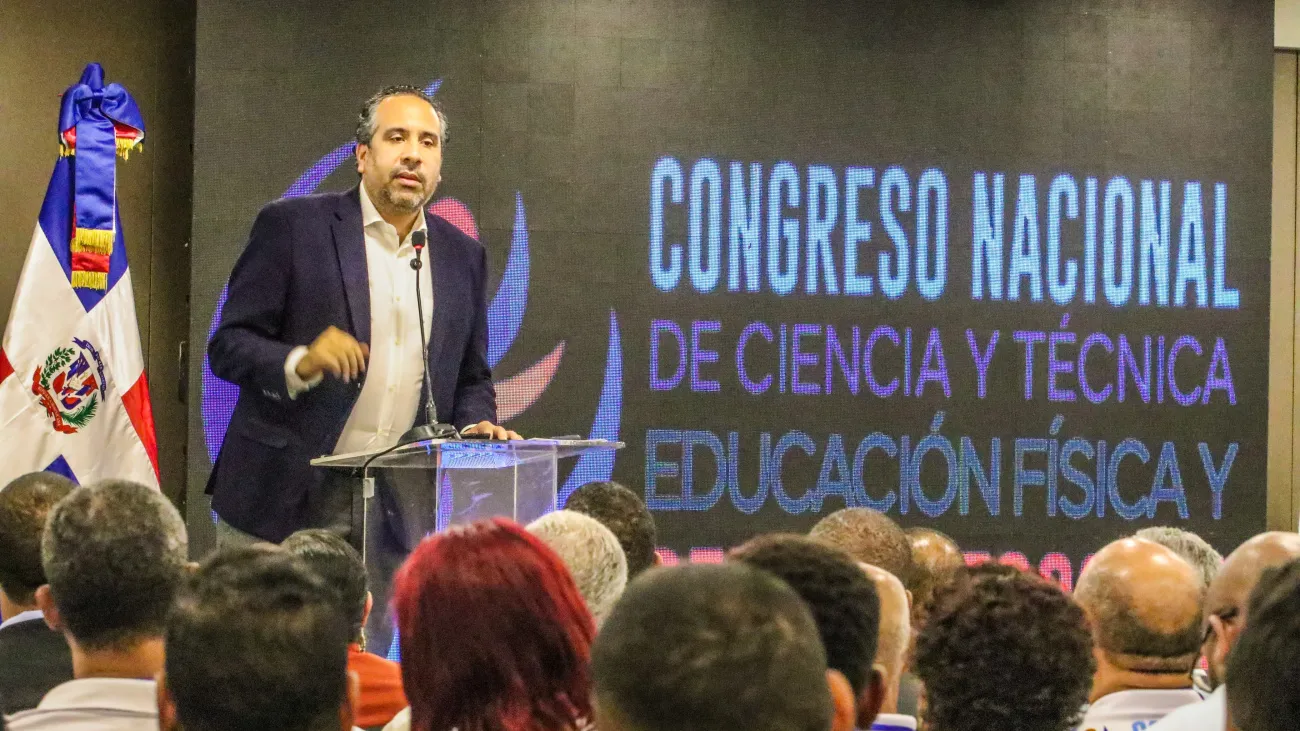 PIE DE FOTO CONGRESO 1 ALBERTO RODRIGUEZ MELLA SE DIRIGE