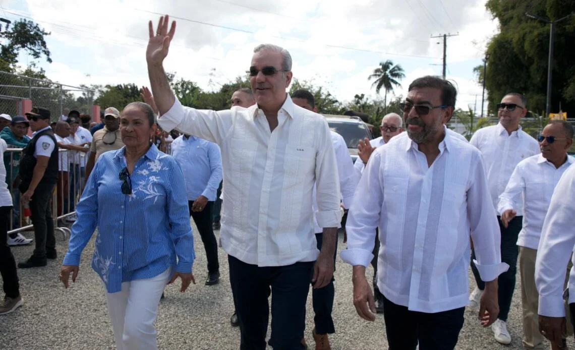 Abinader-inaugura-muro-de-gaviones-que-protege-a-800-familias-y-tierras-arroceras-en-Villa-Riva-1140x694