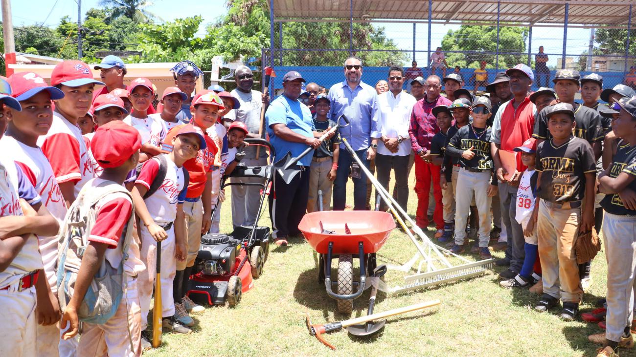 PIE DE FOTO YANKEES-INEFI 1 Alberto Rodríguez Mella, director ejecutivo del INEFI, y Joe Lithgow, de los Yankess hacen entregan de equipos para mantenimiento del play