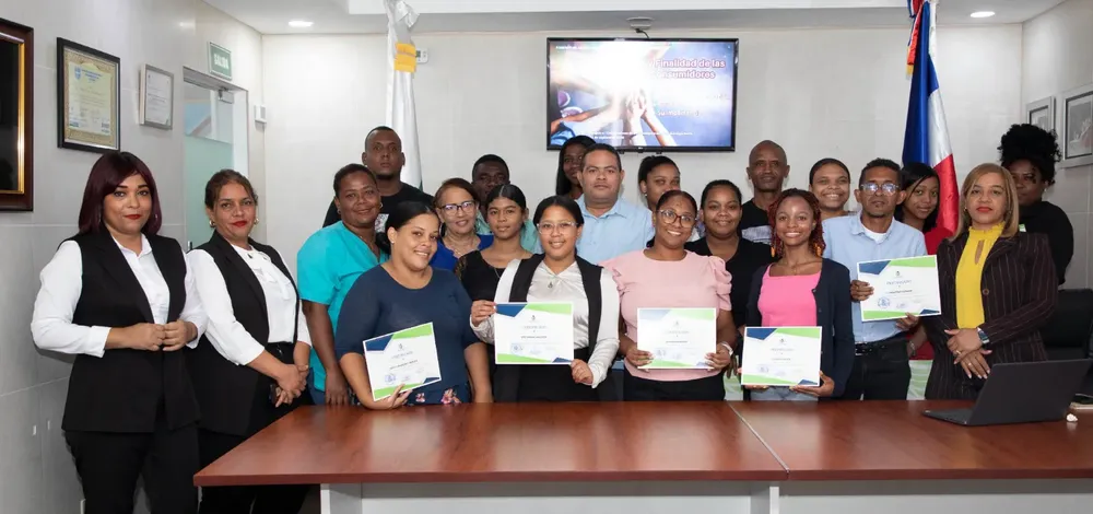 Colaboradores-del-Ayuntamiento-de-Santo-Domingo-Norte-reciben-charla-sobre-asociaciones-de-consumidores-