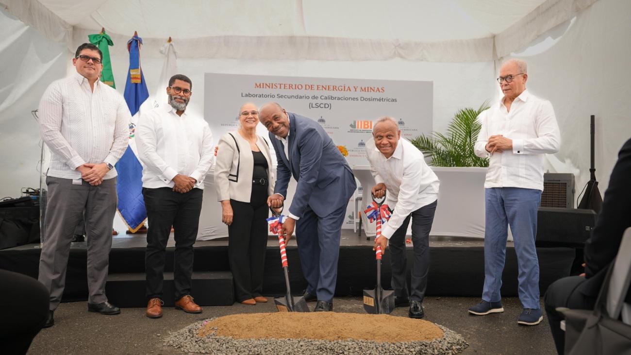 Minstro Almonte y Osmar Olivo dando primer palazo laboratorio