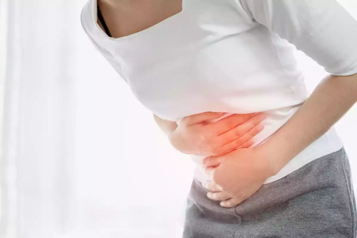 mujer-tocandose-la-barriga-con-dolor-629a0f5f88390