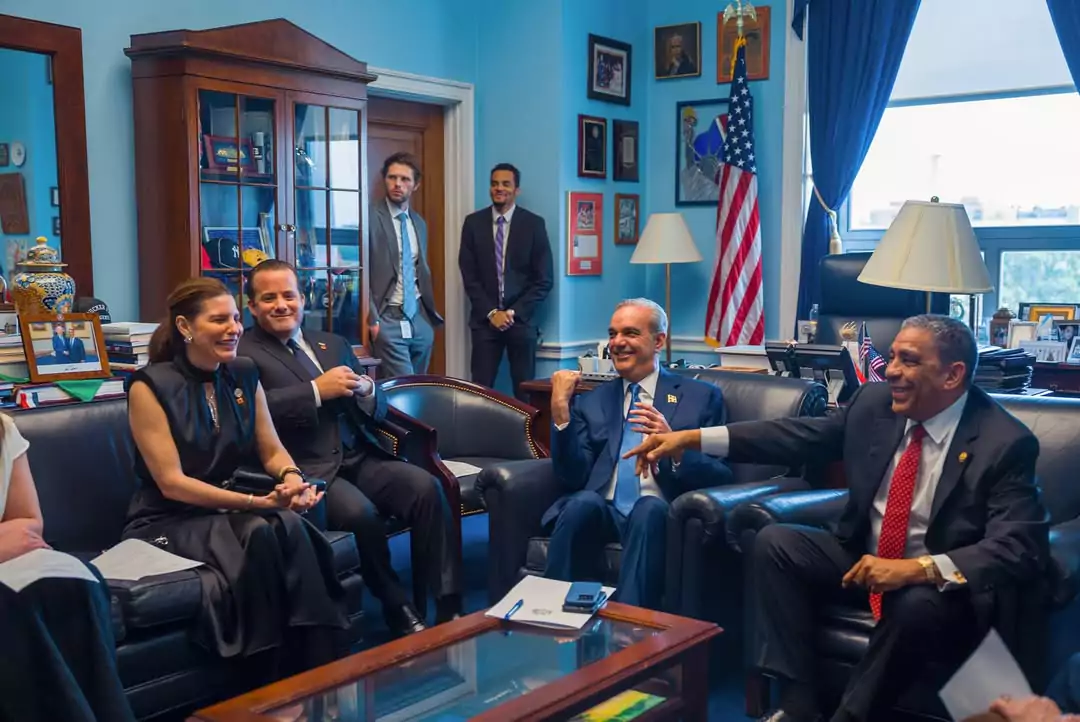 Luis-Abinader-durante-reunion-con-congresistas-estadounidenses-en-la-oficina-del-congresista-dominicano-Adriano-Espaillat