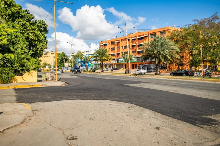 MOPC-inicia-bacheo-provisional-en-la-Avenida-V-Centenario-tras-solucion-de-drenaje-1-728x486