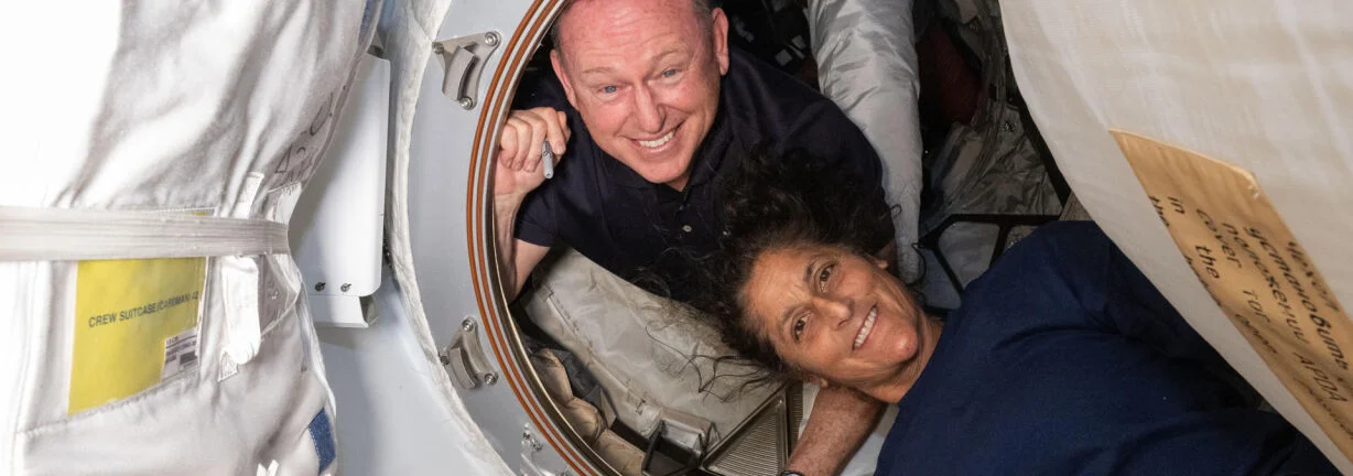 otografia-cedida-nasa-donde-aparecen-astronautas-barry-butch-wilmore-sunita-suni-williams_14