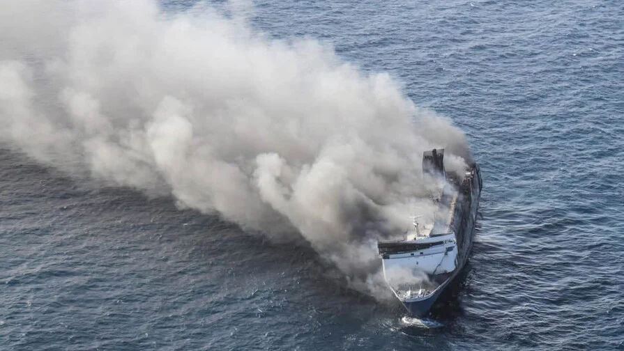cinco-muertos-y-41-desparecido-por-incendio-en-ferry-en-indonesia-816a7b91-focus-0-0-896-504