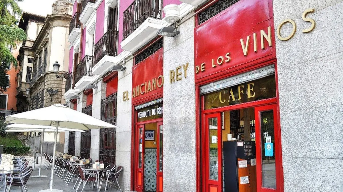 el-anciano-rey-de-los-vinos-es-una-de-las-tabernas-que-siguen-manteniendo-la-fachada-roja_38ff
