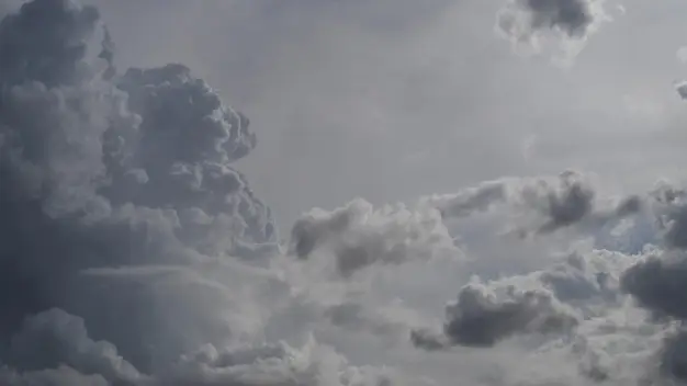 cielo-nublado-nubes-grises-cielo-gris-nubes_67155-8794