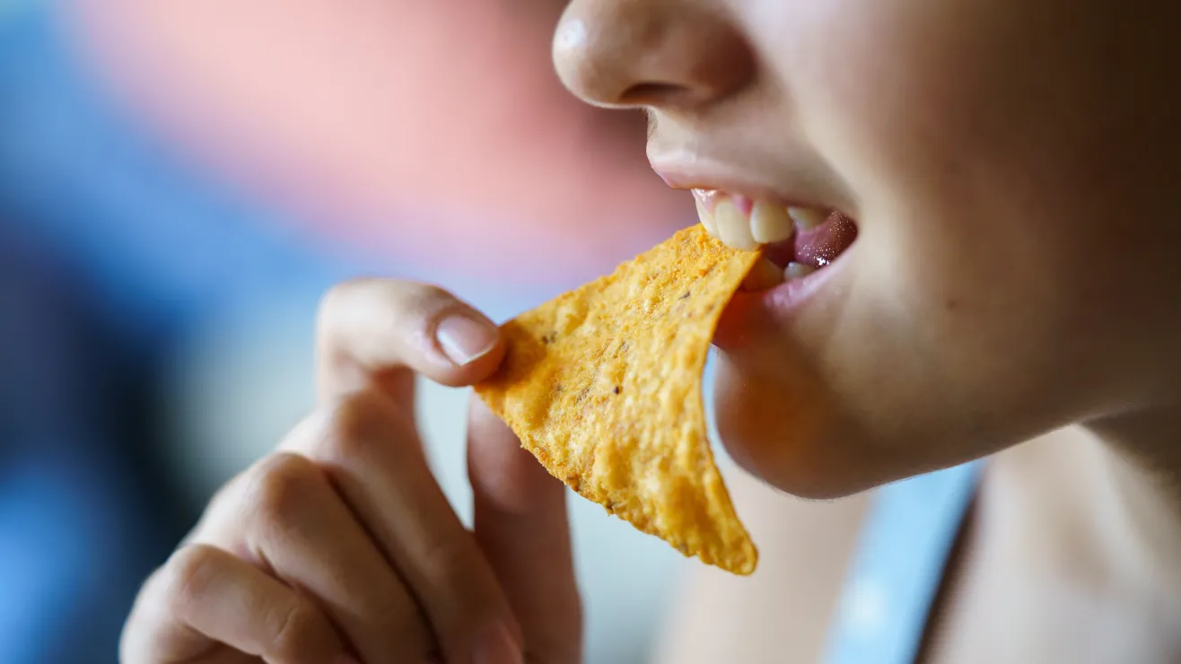 Adolescente-de-Massachusetts-que-murio-tras-participar-en-reto-viral-One-Chip-Challenge-tenia-enfermedad-cardiaca-shutterstock_2409440273
