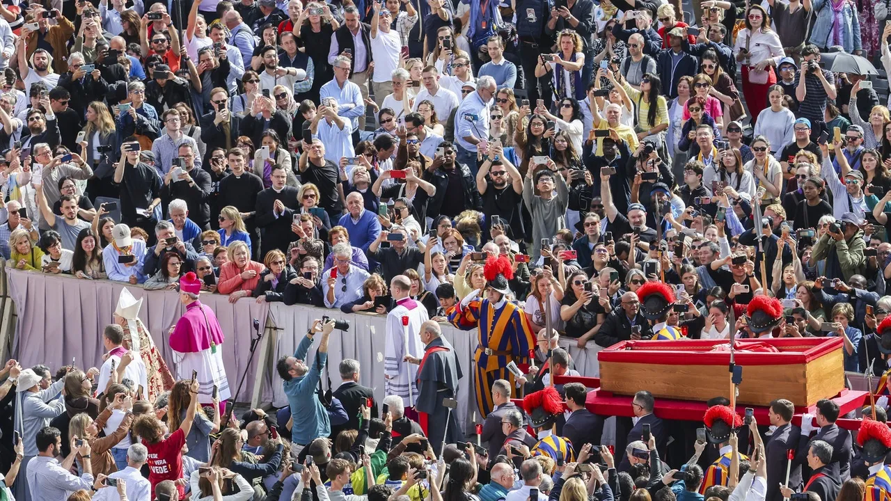 cuerpo-papa-francisco-llega-plaza-san-pedro_69