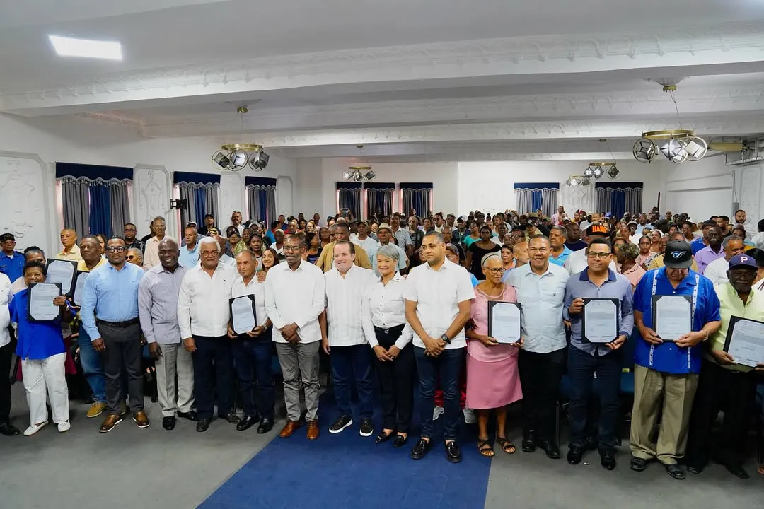 🏠 317 nuevas familias ya tienen seguridad jurídica sobre sus hogares en Villa Progreso I, San Pedro de Macorís.El ministro de la Presidencia, José Ignacio Paliza, el director general de Bienes Nacionales y (1)