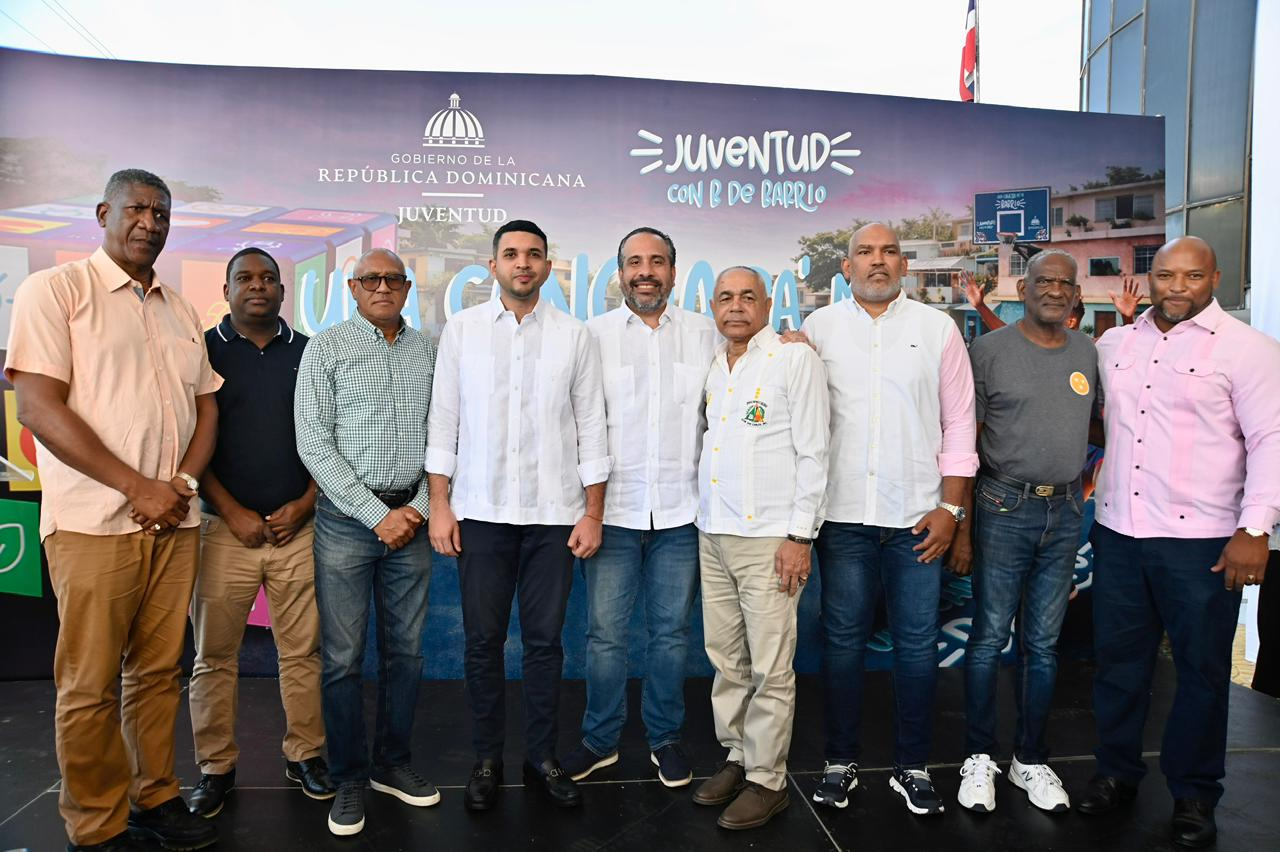 En-el-centro-Carlos-Valdez-y-Alberto-Rodriguez-junto-a-personalidades-Foto-Felix-Lara-El-Nuevo-Diario