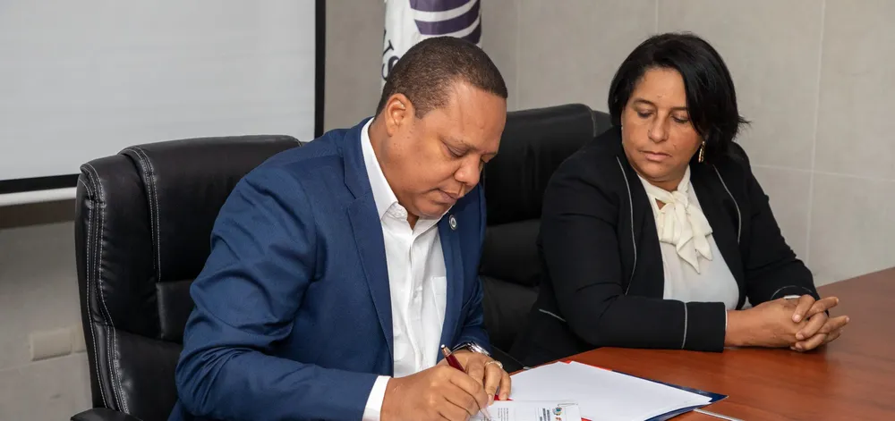 Director-Ejecutivo-de-Pro-Consumidor-Eddy-Alcantara-firma-Compromiso-Estrategico-de-Integridad-y-Prevencion-de-la-Corrupcion-Administrativa-scaled