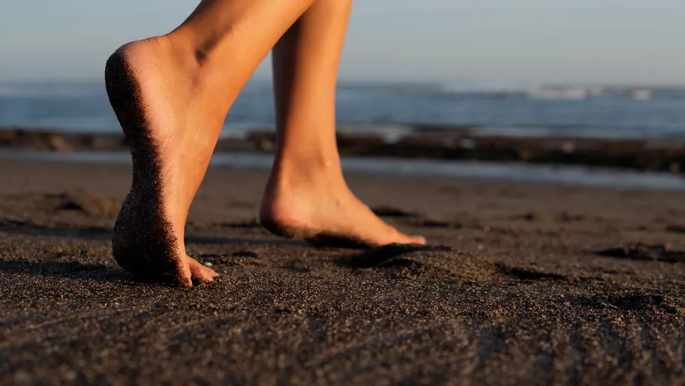 persona-andando-descalza-playa_97