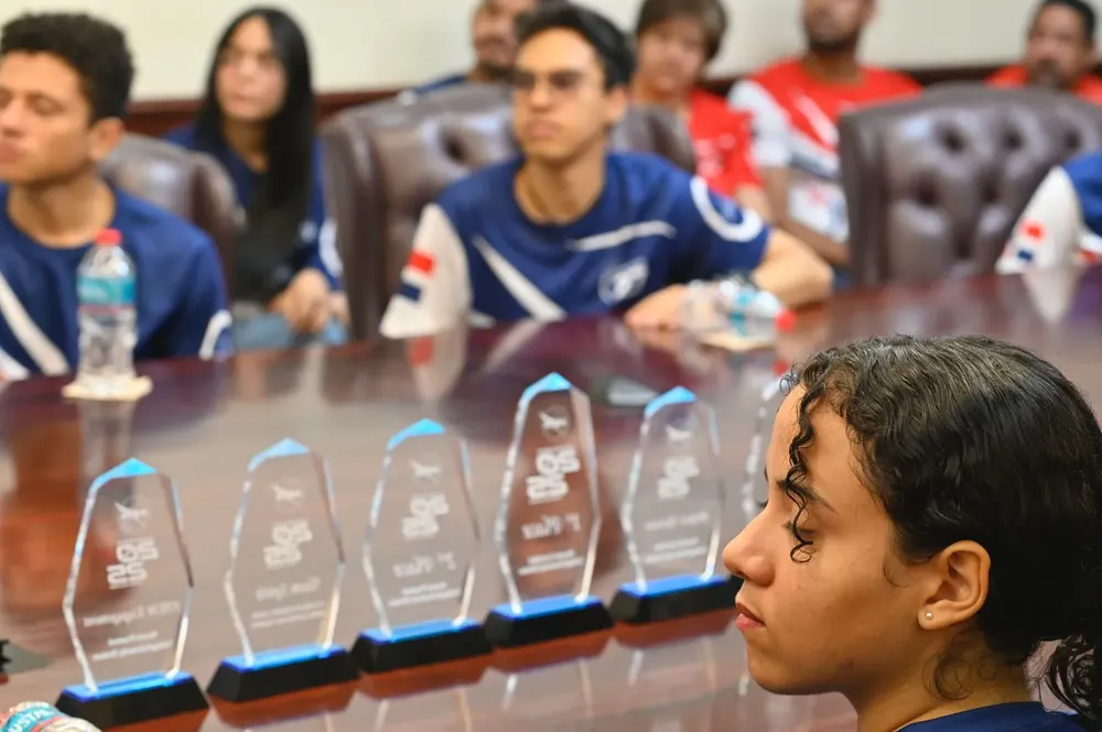 Equipo-Apolo-27-en-el-Mescyt-Foto-Felix-Lara-El-Nuevo-Diario