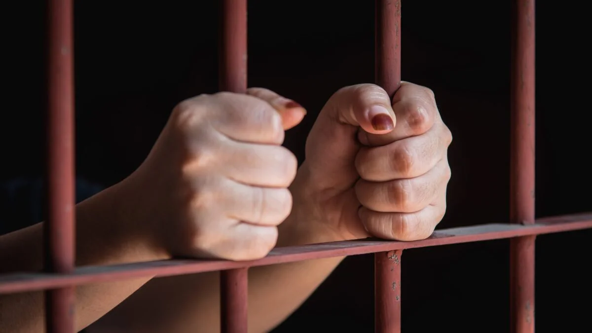 condenan-a-20-anos-a-hombre-por-violar-y-amenazar-a-adolescente-en-hermanas-mira-20261006-223628-UUpD-1200x675
