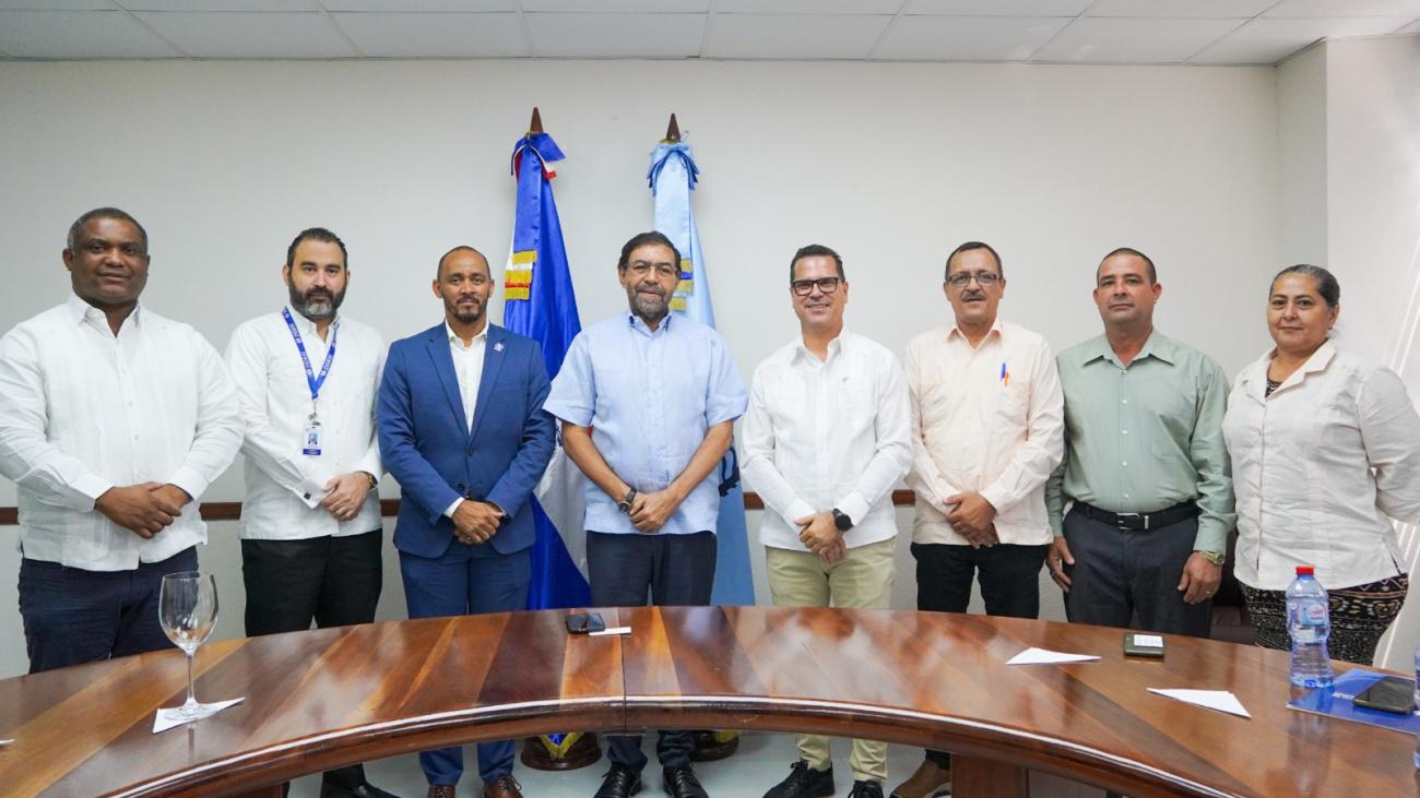 Olmedo Caba Romano recibe a la delegación cubana en la sede del INDRHI.