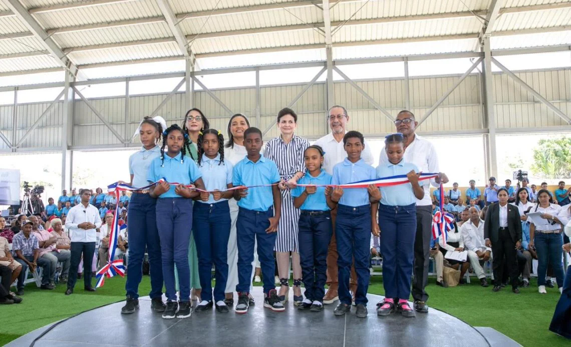 Raquel-Pena-inaugura-techado-en-cancha-escolar-para-349-estudiantes-en-Azua-1140x694