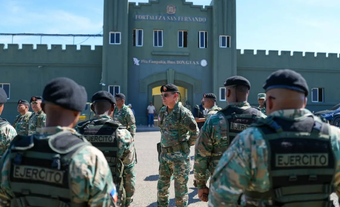 Comandante-del-Ejercito-recorre-cuatro-provincias-fronterizas-y-refuerza-control-en-la-zona-1140x694