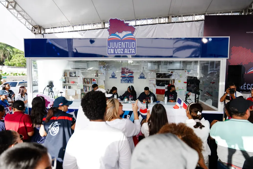 Asistentes-junto-a-participantes-en-juventud-en-voz-alta-Foto-Direccion-de-Comunicaciones-Ministerio-de-Educacion-1