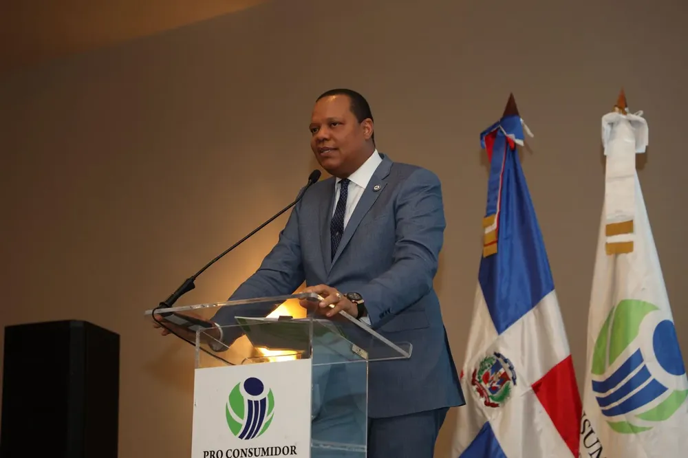 El-director-de-Pro-Consumidor-Dr.-Eddy-Alcantara-habla-en-el-acto-de-aniversario-de-la-institucion-celebrado-este-martes (1)