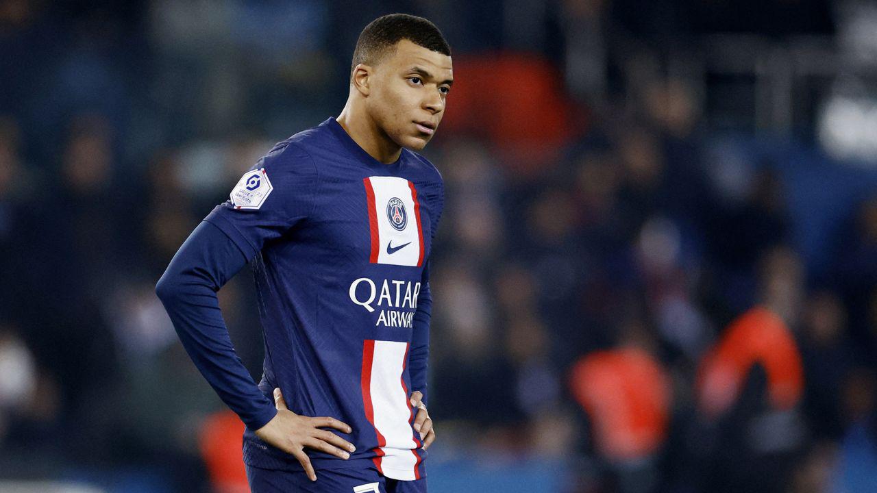 230403095258-02-lionel-messi-booed-psg-040223