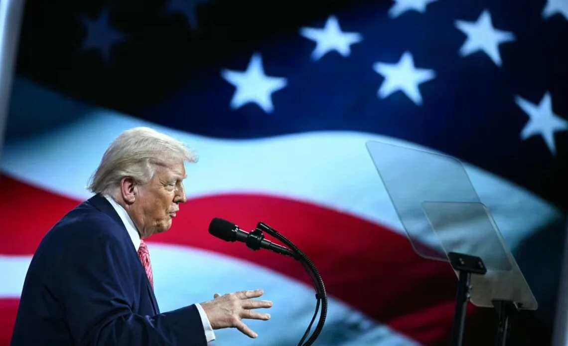 El-presidente-de-Estados-Unidos-Donald-Trump-habla-durante-la-Cumbre-de-la-Iniciativa-de-Inversion-Futura-en-Miami-Beach-Florida-el-viernes-1140x694