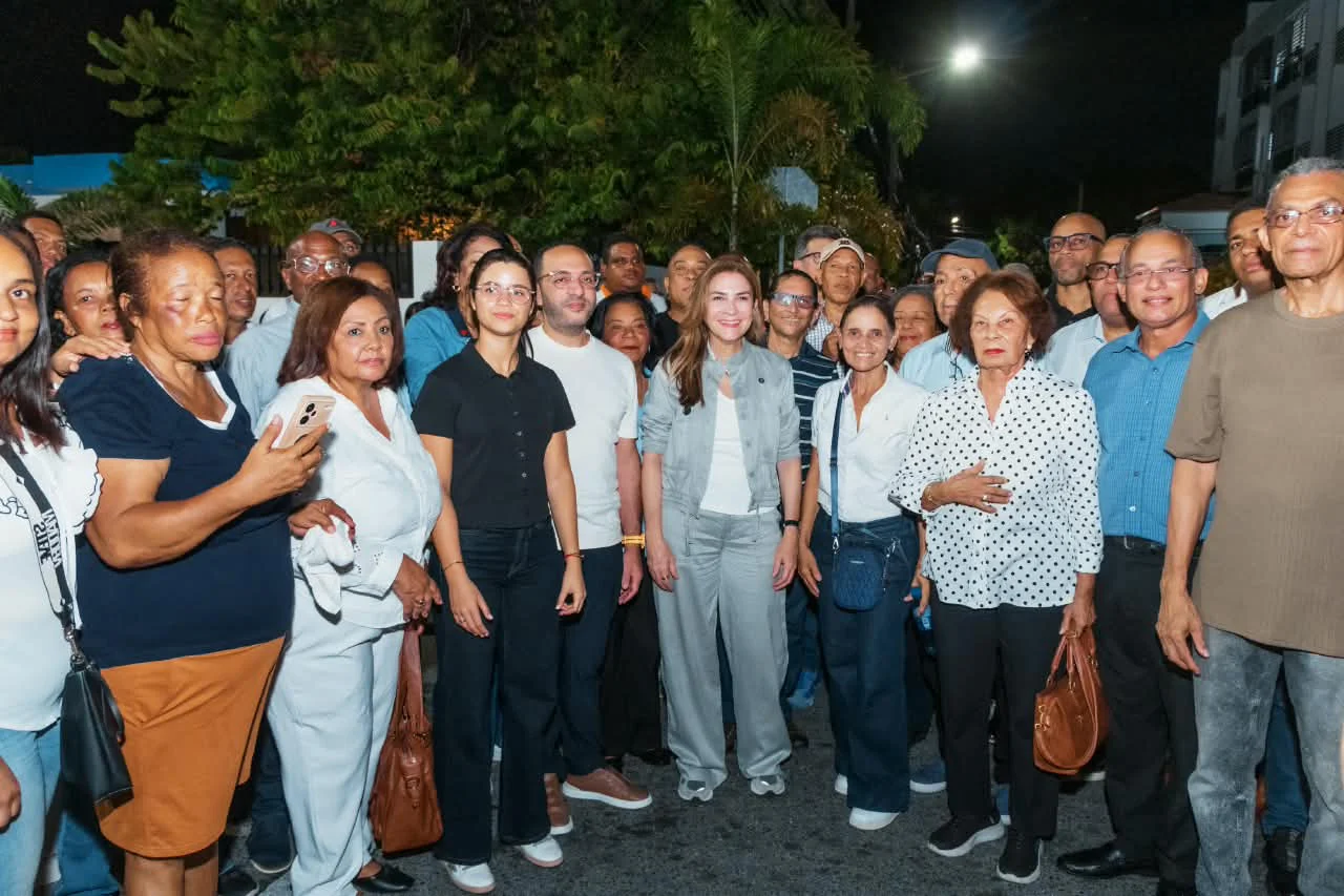 Carolina-Mejia-junto-a-municipes-Foto-Direccion-de-Comunicaciones-de-la-Alcadia-del-Distrito-Nacional-1