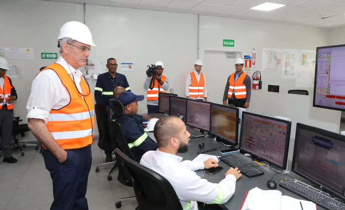 Abinader-supervisando-Punta-Catalina-1140x694