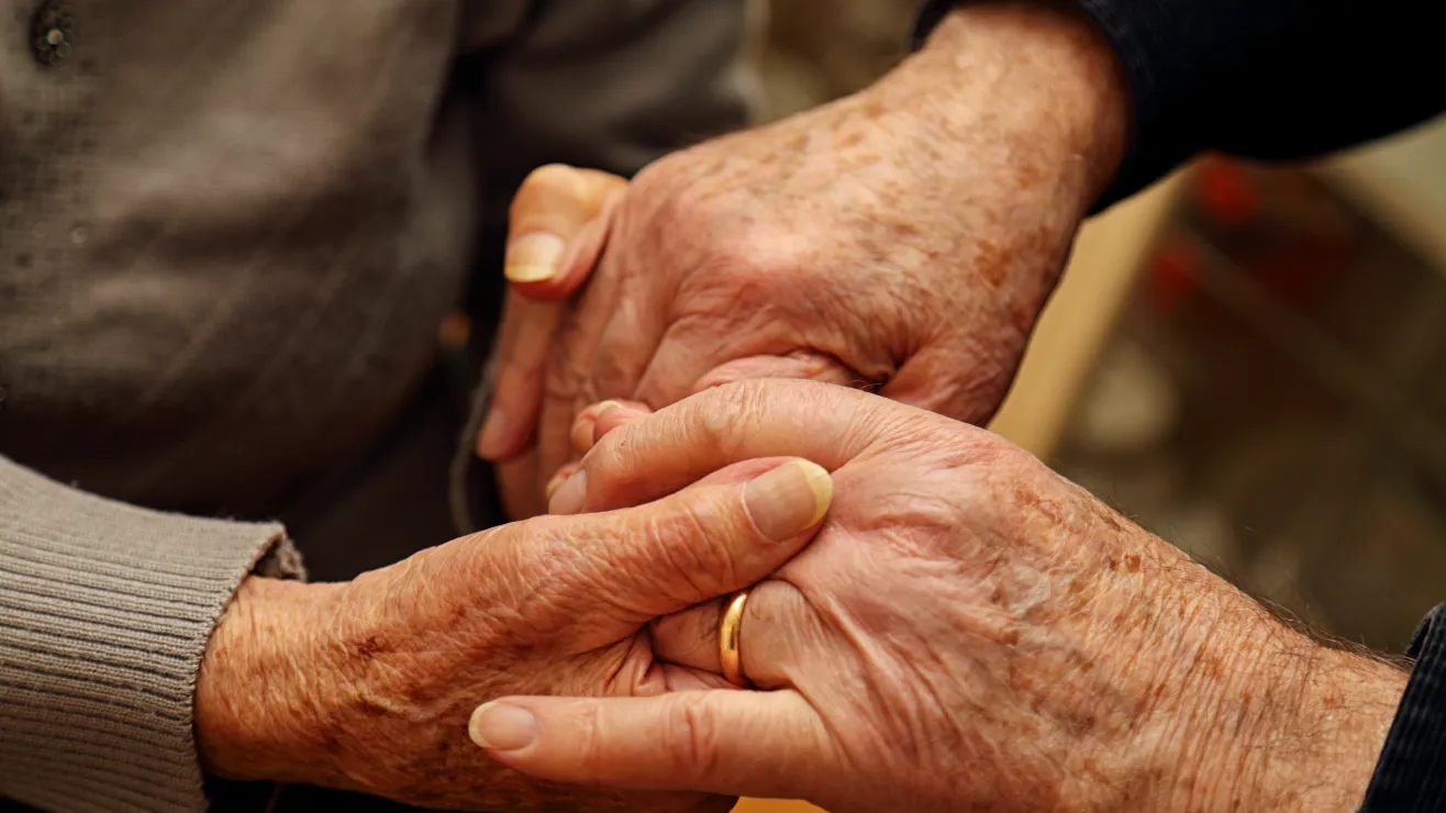 Conmueve-en-internet-anciano-que-desde-hace-15-anos-reconquista-todos-los-dias-a-su-esposa-que-perdio-la-memoria-shutterstock_546012583