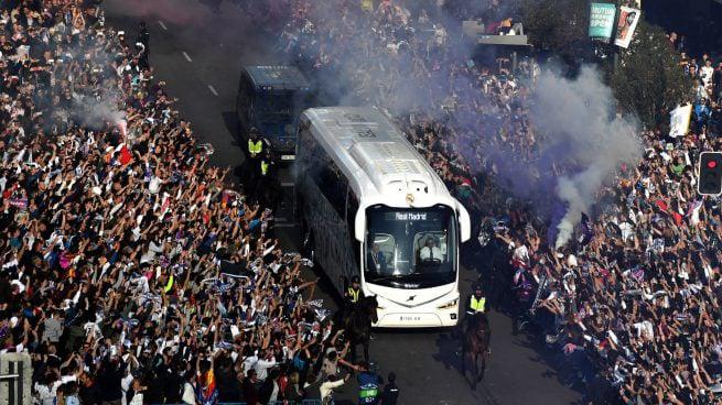 los-aficionados-del-real-madrid-reciben-al-autobus-del-equipo.-getty-655x368-1