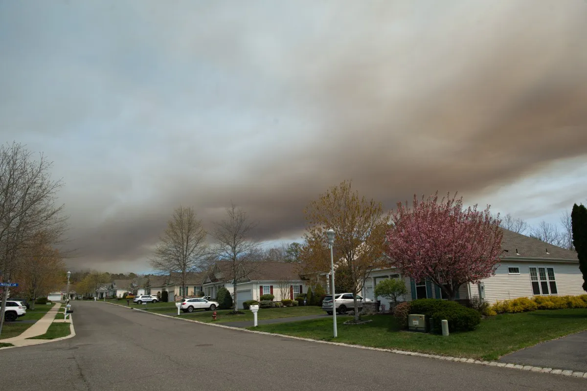 AFP__20250423__439W7VA__v1__Preview__ThousandsEvacuateAsFireSpreadsInUsStateOfNewJer