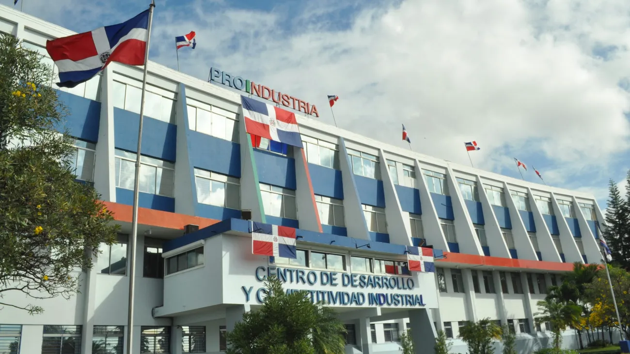 Fachada-PROINDUSTRIA-con-Banderas-26-2-19-5-scaled