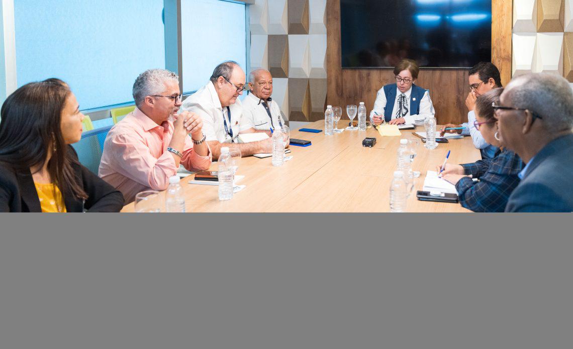 2023-11-30-Mag.-Roxanna-Reyes-se-reune-con-Ministerio-de-Agricultura-y-Colegio-Veterinario_003-1140x694