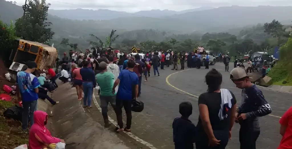 Pasajeros-se-lanzan-de-bus-en-movimiento-al-quedarse-sin-frenos-La-Tribuna-1024x524