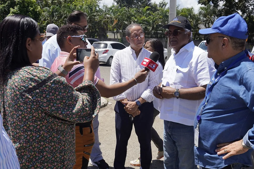 La Vega - En su recorrido de supervisión por el Cibao, el director general de @dgbnrdo y ejecutivo honorífico del @cea_rd, Dr. Rafael Burgos Gómez, visitó este viernes el edificio Juan Pablo Duarte (Huacalito)   (2)