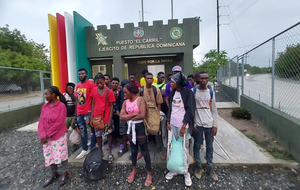 Ejercito-detiene-minibus-con-21-indocumentados-en-San-Juan (1)
