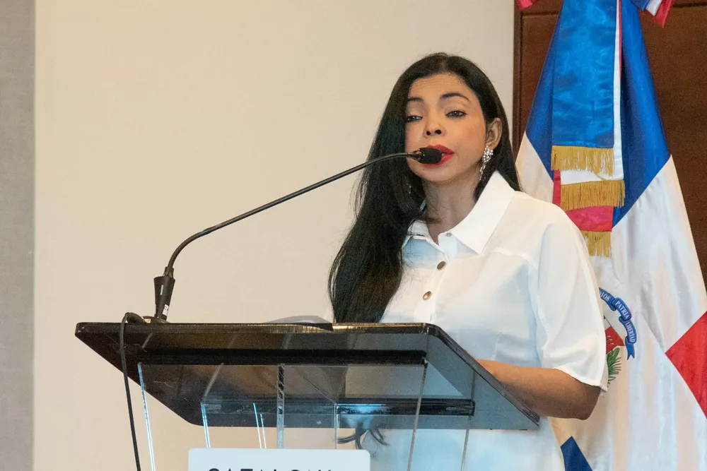 una-persona-haciendo-gestos-con-la-cara-pintada-de-azul-cdebb553
