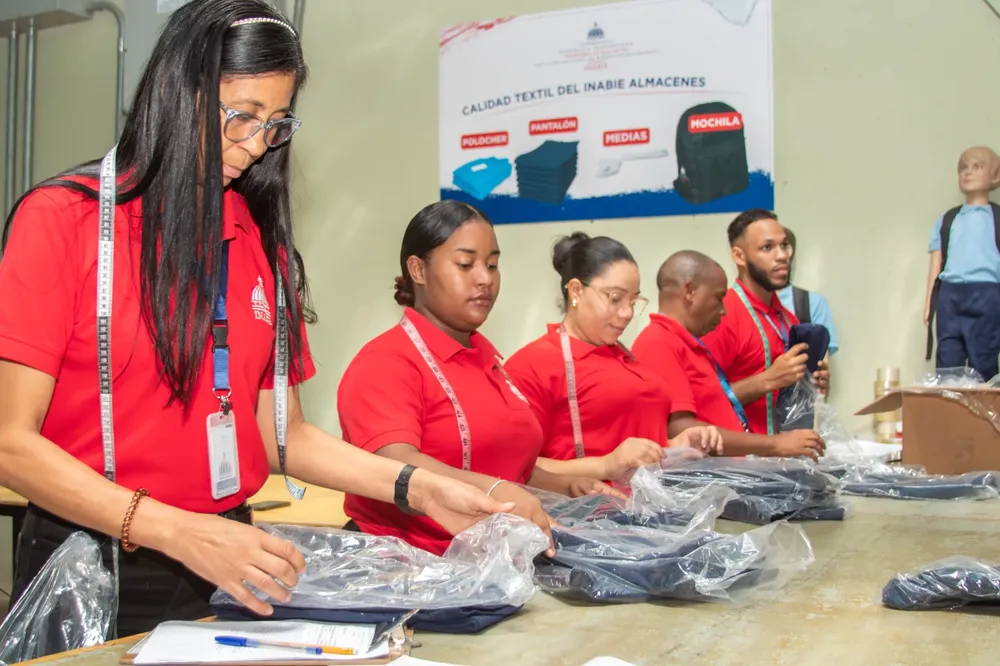 INABIE-recibe-kits-escolares-de-empresas-validadas-por-Contrataciones-Publicas-y-Contraloria-